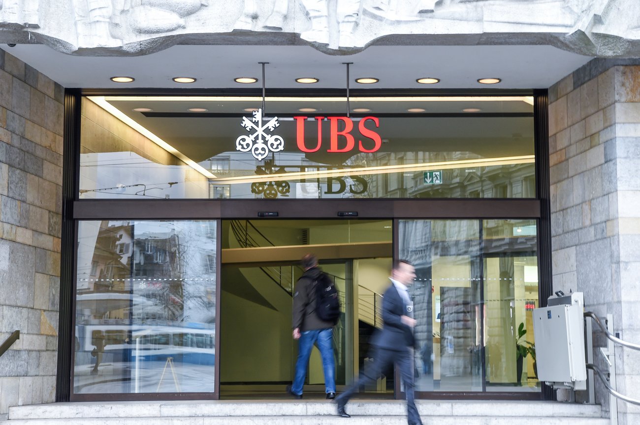 UBS annonce devoir étoffer ses capacités en raison de son bilan plus important suite à l’acquisition de Credit Suisse, ainsi que des gains de parts de marché en Suisse qui en ont résulté.