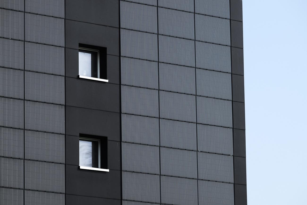 «Une façade construite devant un bâtiment existant lui apporte une isolation thermique renforcée, une diminution du bruit externe et souvent une protection lumineuse adaptative.»