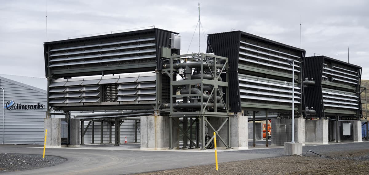 En mai 2023, la société suisse Climeworks, inaugurait, près de Reykjavik, en Islande, la première usine de captage de dioxyde de carbone à grande échelle au monde, qui extrait le dioxyde de carbone directement du l'air et le dépose sous terre.