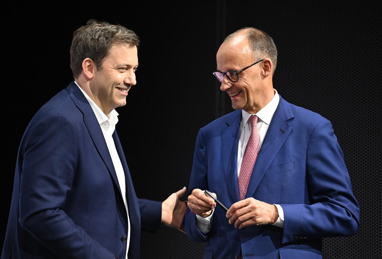 Friedrich Merz (à droite) et Lars Klingbeil, lors de la signature, mardi.