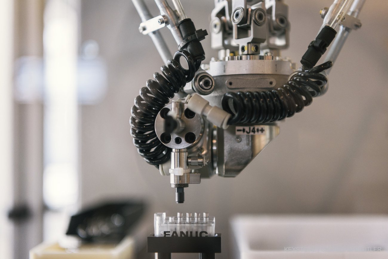 «Chez Fanuc c’est le robot qui allume un spot de lumière quand il a besoin de voir ce qu’il fait pour sa production.»