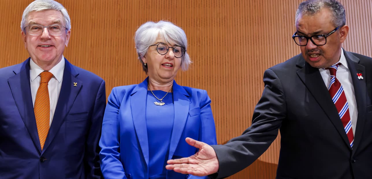 La conseillère fédérale Elisabeth Baume-Schneider entourée du président CIO, Thomas Bach (à gauche), et du directeur général de l’OMS, Tedros Adhanom Ghebreyesus.