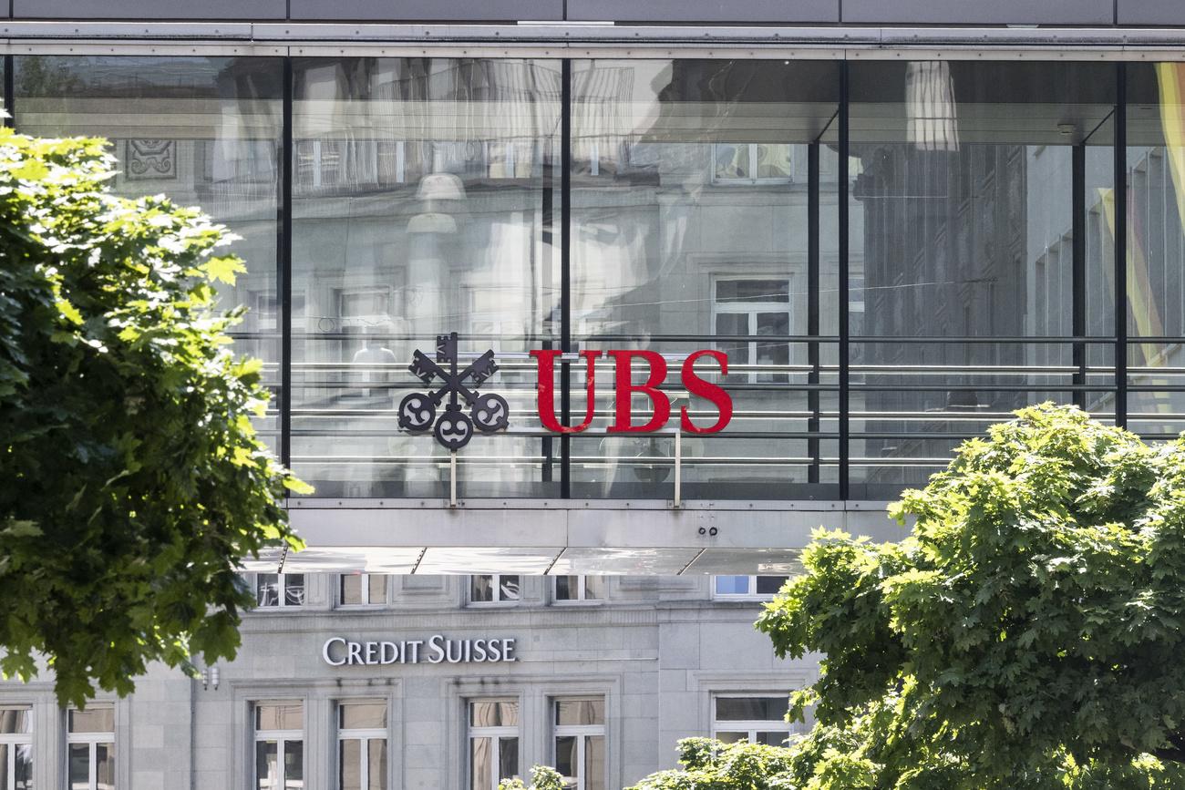 Actuellement, le pays compte 190 agences UBS et 95 pour Credit Suisse. Il existe une succursale des deux banques dans 85 communes.