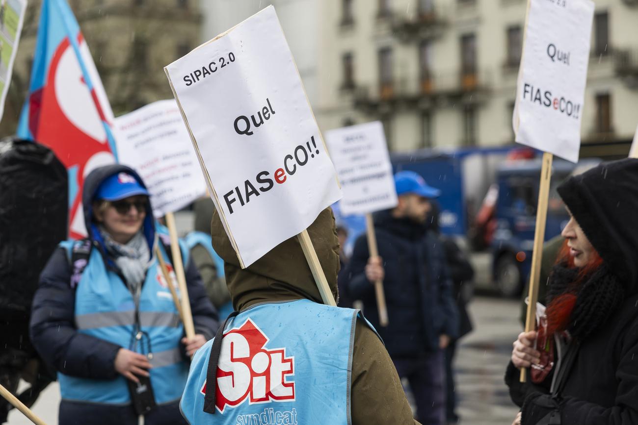 Les défaillances du nouveau logiciel de paiement mis en place en janvier comptent pour premières victimes les milliers d’ayants droit ayant tardé à recevoir leur dû (ici une manifestation à Genève le 3 février).
