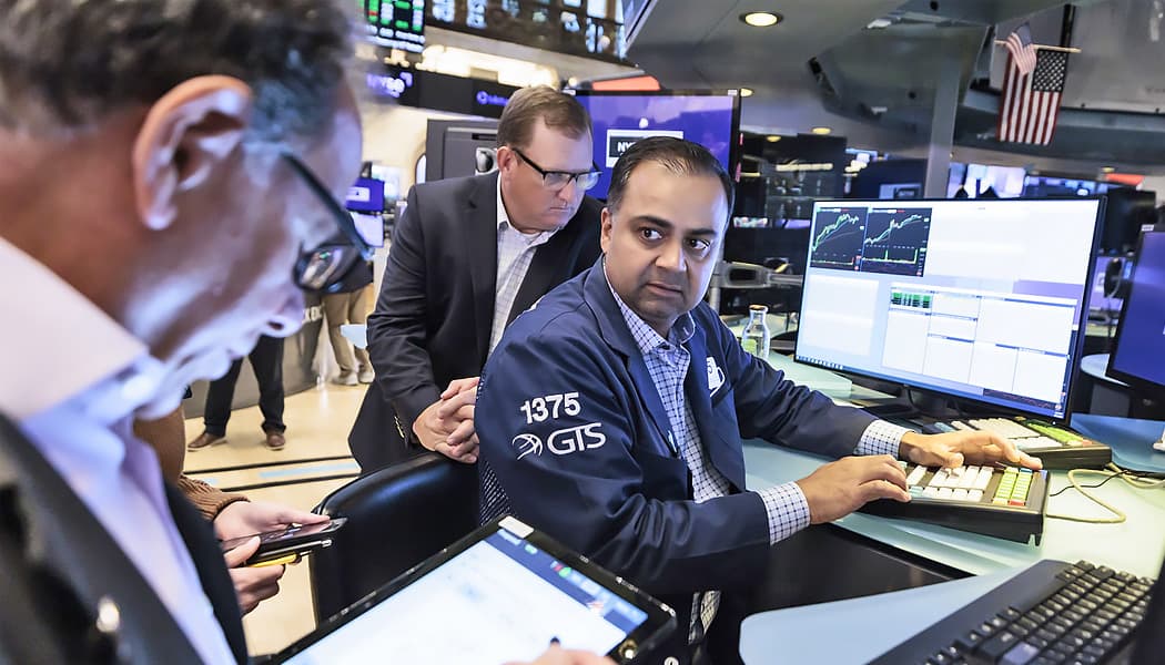 Sur le marché obligataire, le taux d'intérêt de l'emprunt à deux ans américain évoluait à 4,04% vers 13h50 GMT, contre 4,31% à la clôture vendredi. Le taux à dix ans était à 4,30%, contre 4,31%.