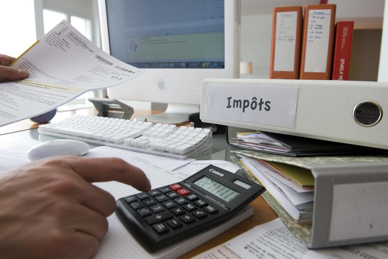Selon des estimations, les recettes de l'impôt fédéral direct, calculées pour l'année fiscale 2024, baisseraient d'un milliard.