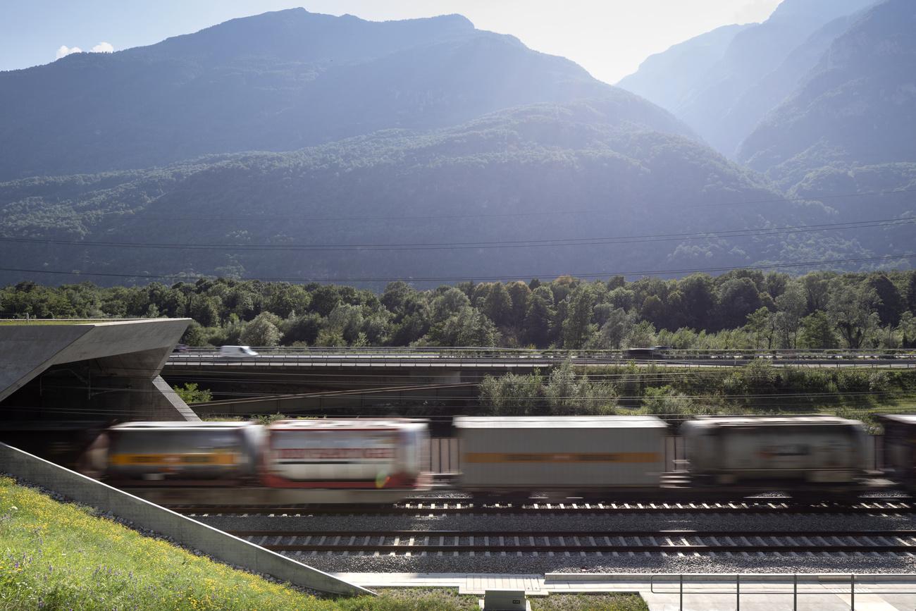 Le volume de marchandises transportées sur le rail à travers les Alpes a pour la première fois baissé depuis le début de la politique de transfert en 2000.