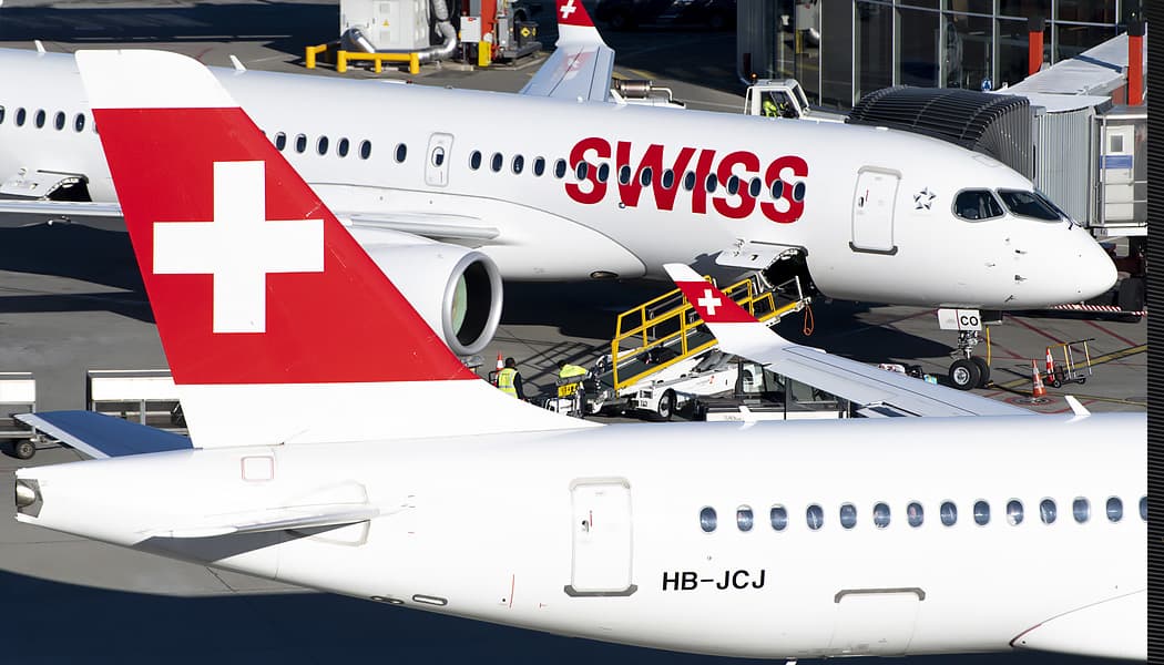 Le trafic aérien reste couvert par le SEQE destiné aux exploitants d'aéronefs. La quantité de droits d'émission attribués chaque année sera progressivement réduite. Dès 2026, il sera obligatoire de mélanger des carburants d'aviation renouvelables et à faible taux d'émission au kérosène