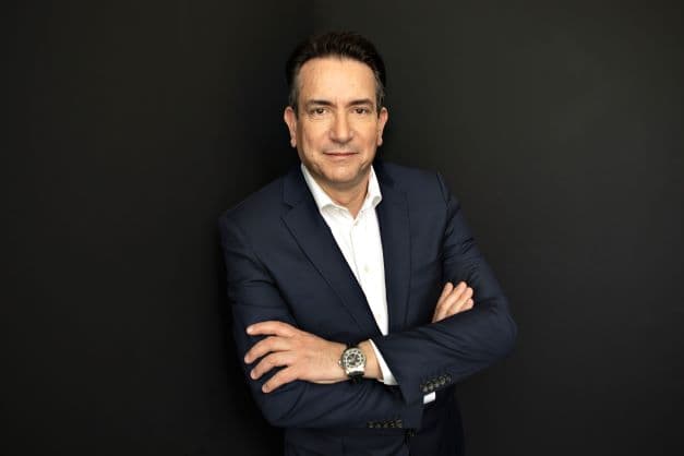 Riad Sherif, CEO du laboratoire ciblant les maladies oculaires Oculis, dont l’entrée en Bourse (IPO) date de 2023. L’entreprise a levé 100 millions de dollars via une offre sursouscrite de 5 millions d’actions à 20 dollars. L’opération, gérée par BofA Securities et Leerink Partners, sera finalisée le 18 février.