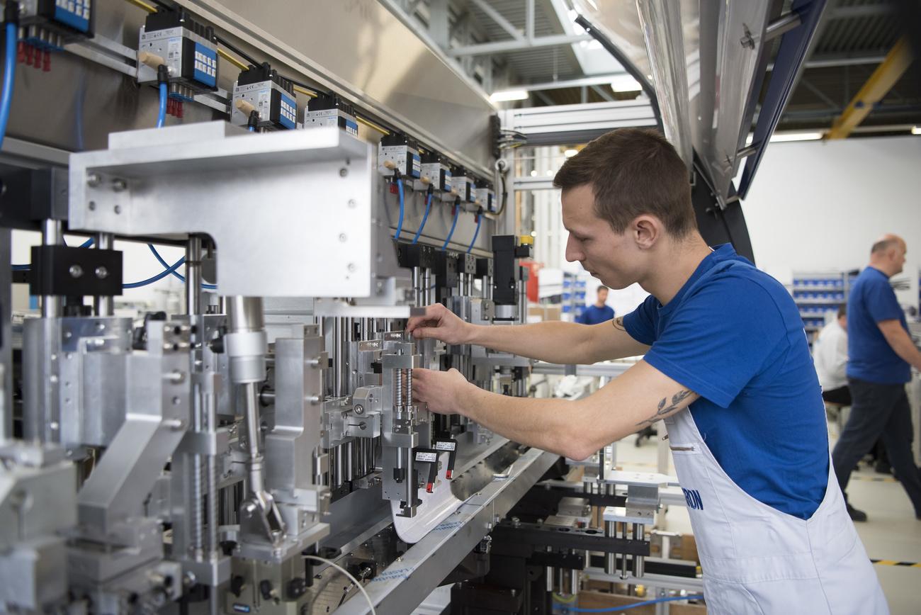 Le bénéfice opérationnel (Ebit) a chuté de 11,6% à 31,2 millions de francs, en glissement annuel, annonce vendredi le fabricant de machines-outils et systèmes d'automation basé à Boudry, dans le canton de Neuchâtel.