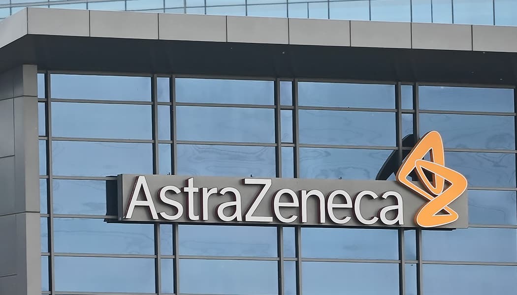 Cet accord pourrait par ailleurs permettre d'apaiser les tensions du gouvernement britannique avec les laboratoires, mécontents de la politique tarifaire du NHS et très critiques envers l'exécutif.
Le fleuron britannique AstraZeneca avait annoncé en septembre la suspension d'un projet d'investissement de 200 millions de livres à Cambridge, après avoir renoncé en janvier à une usine de fabrication de vaccins à 450 millions de livres dans la région de Liverpool, invoquant le manque de soutien du gouvernement.