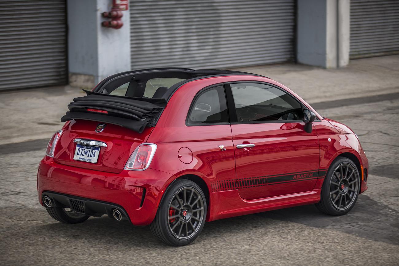 Le groupe indique investir 100 millions d'euros pour doter la Fiat 500 électrique d'une «nouvelle batterie haute puissance» et «intensifier sa production». 