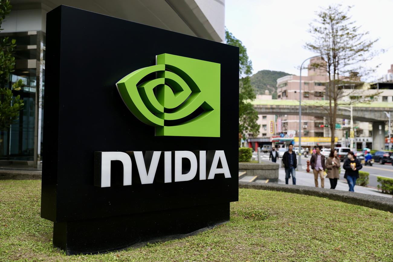 Nvidia est, en effet, de très loin le plus gros producteur de puces dites GPU, aussi appelées cartes graphiques, qui sont considérées comme indispensables au développement de l'IA générative.