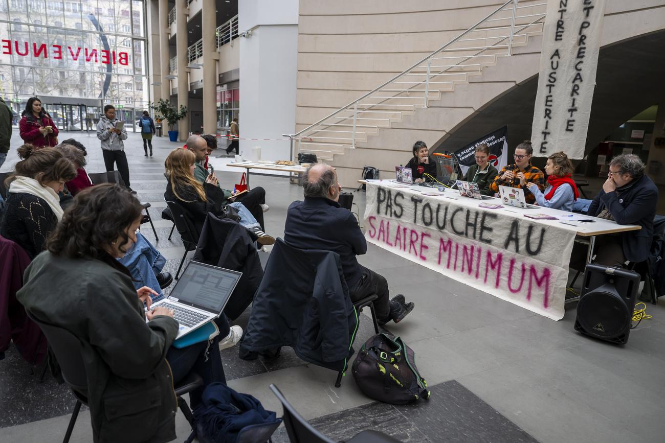 La population genevoise a accepté ce dimanche de réduire le salaire minimal appliqué aux jobs d’étudiants, qui avait été obtenu par la gauche.