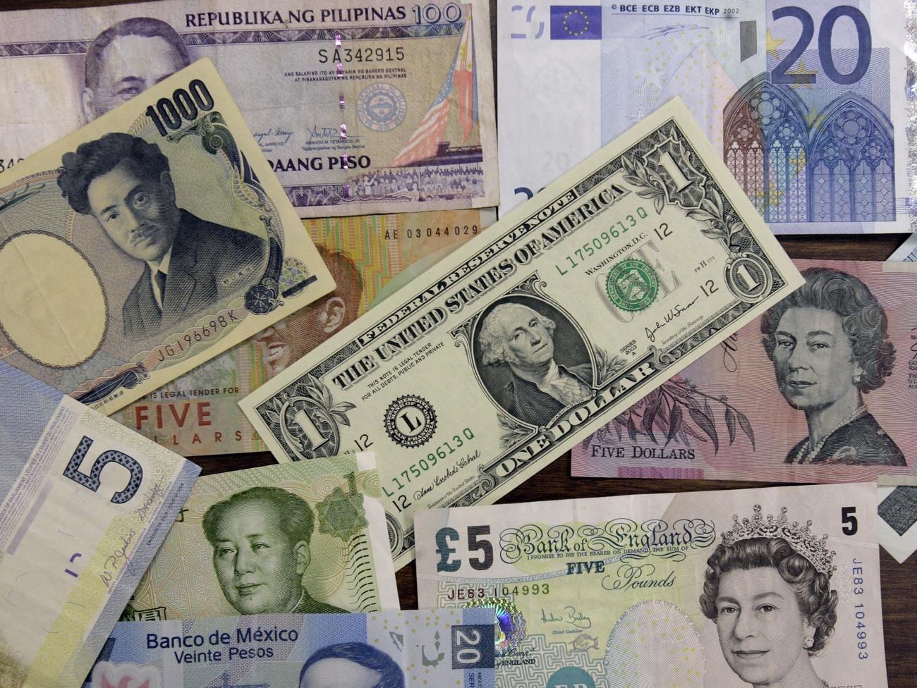 Vers 10h55, le billet vert refluait de 0,22% par rapport à l'euro, à 1,0842 dollar, et recule de 0,33% contre la livre, à 1,2963 dollar.