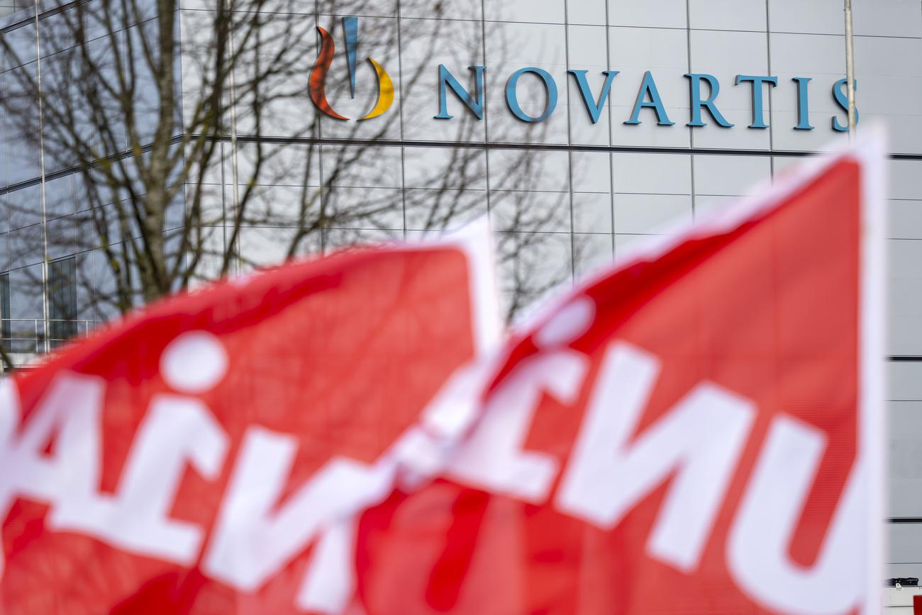 Une centaine d’employés de Novartis manifestent à Stein contre les ...