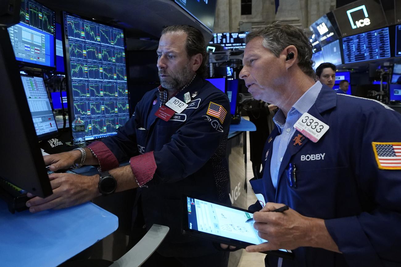 Wall Street ouvre en baisse en attendant des données économiques