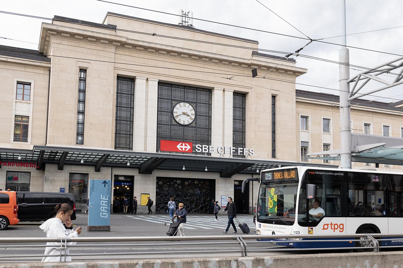 A plus long terme, des projets concernent le trafic régional dans la région Genève-Lausanne, la ligne entre Neuchâtel et La Chaux-de-Fonds ainsi que l'extension de la gare de Genève Cornavin. 