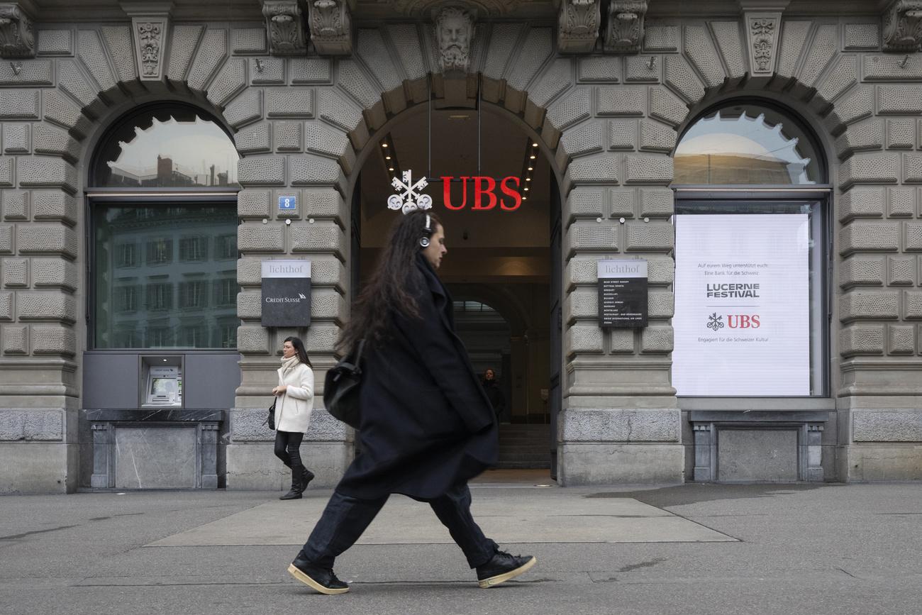 Les rémunérations des instances dirigeantes d'UBS sont trop généreuses, surtout lorsqu'on les compare à celles de responsables de banques européennes de taille similaire, affirme jeudi Ethos.