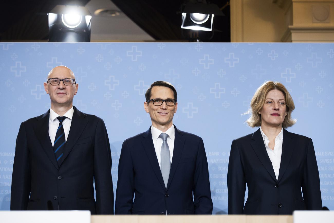 Martin Schlegel, le président, avec Antoine Martin à sa droite et Petra Tschudin à sa gauche constituent le directoire de la BNS.