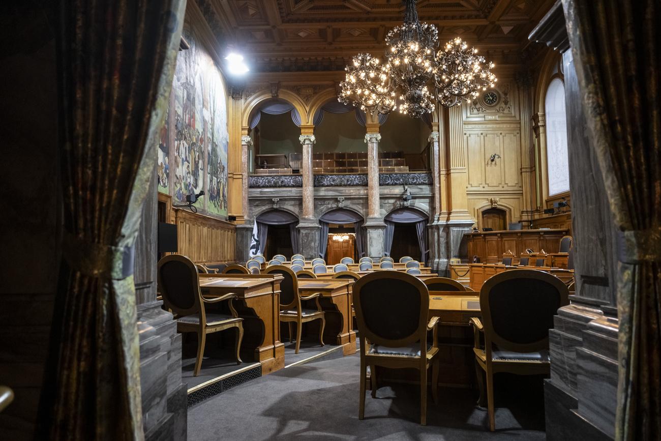 Contrairement à l’exécutif, le Conseil des Etats ne veut pas financer la 13e rente AVS seulement via une hausse de la TVA, de peur d’un échec dans les urnes, et privilégie donc également une hausse des cotisations.