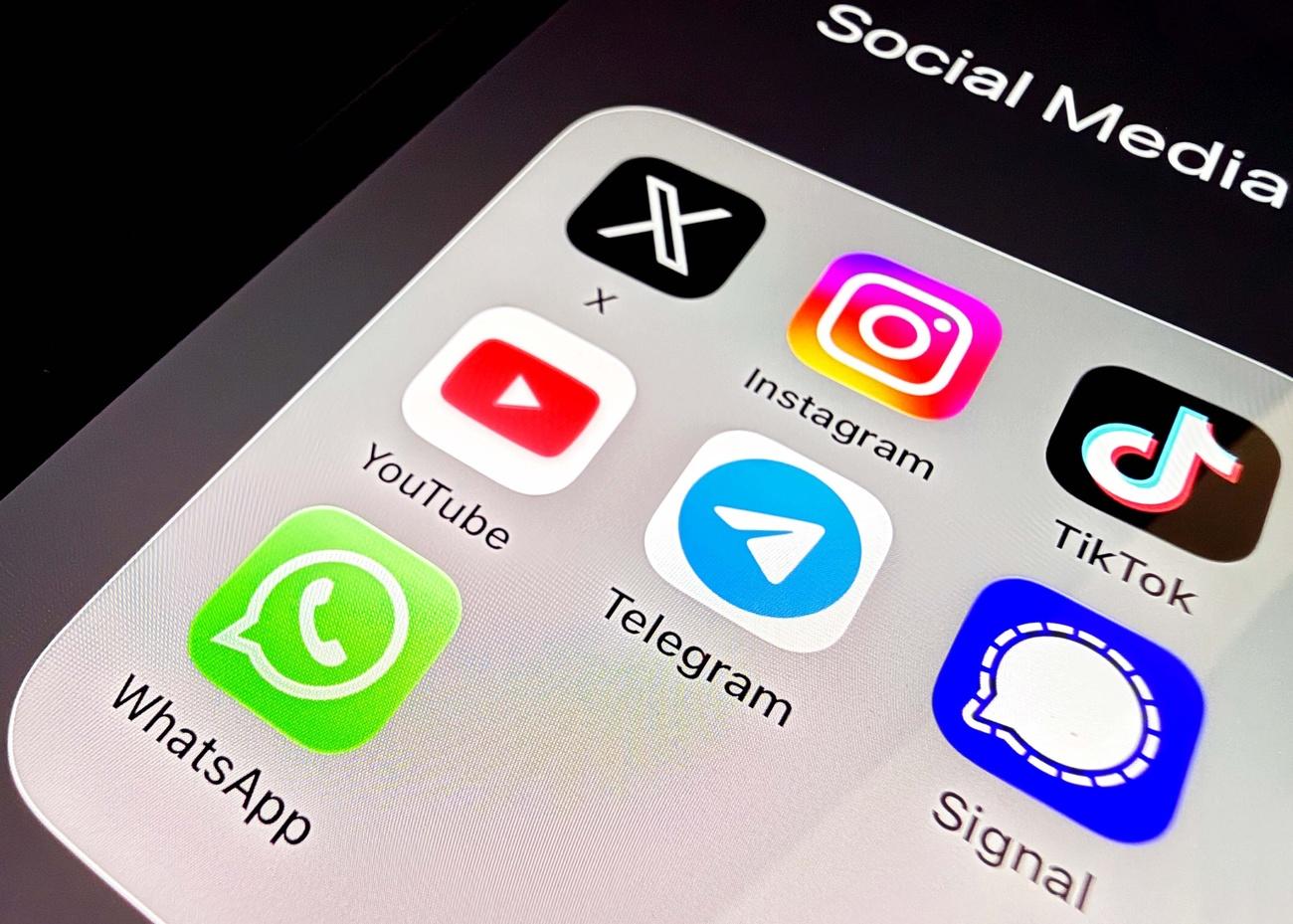 Les 12 jurés doivent trancher la plainte d’une Californienne de 20 ans, Kelly G.M. qui affirme avoir développé une forte addiction aux réseaux sociaux qui l’ont entraînée dans une spirale de dépression, d’anxiété et de troubles de l’image de soi.