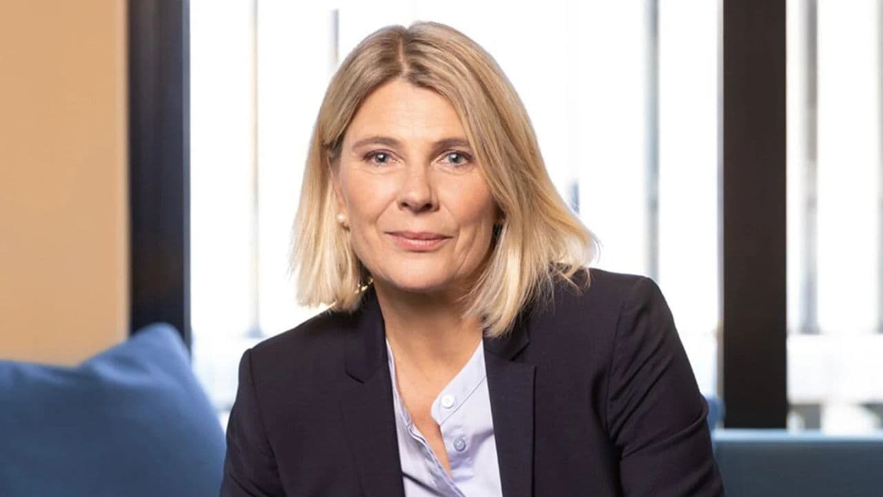 Mme Schelker est depuis 2017 responsable du personnel et membre de la direction de La Poste Suisse.