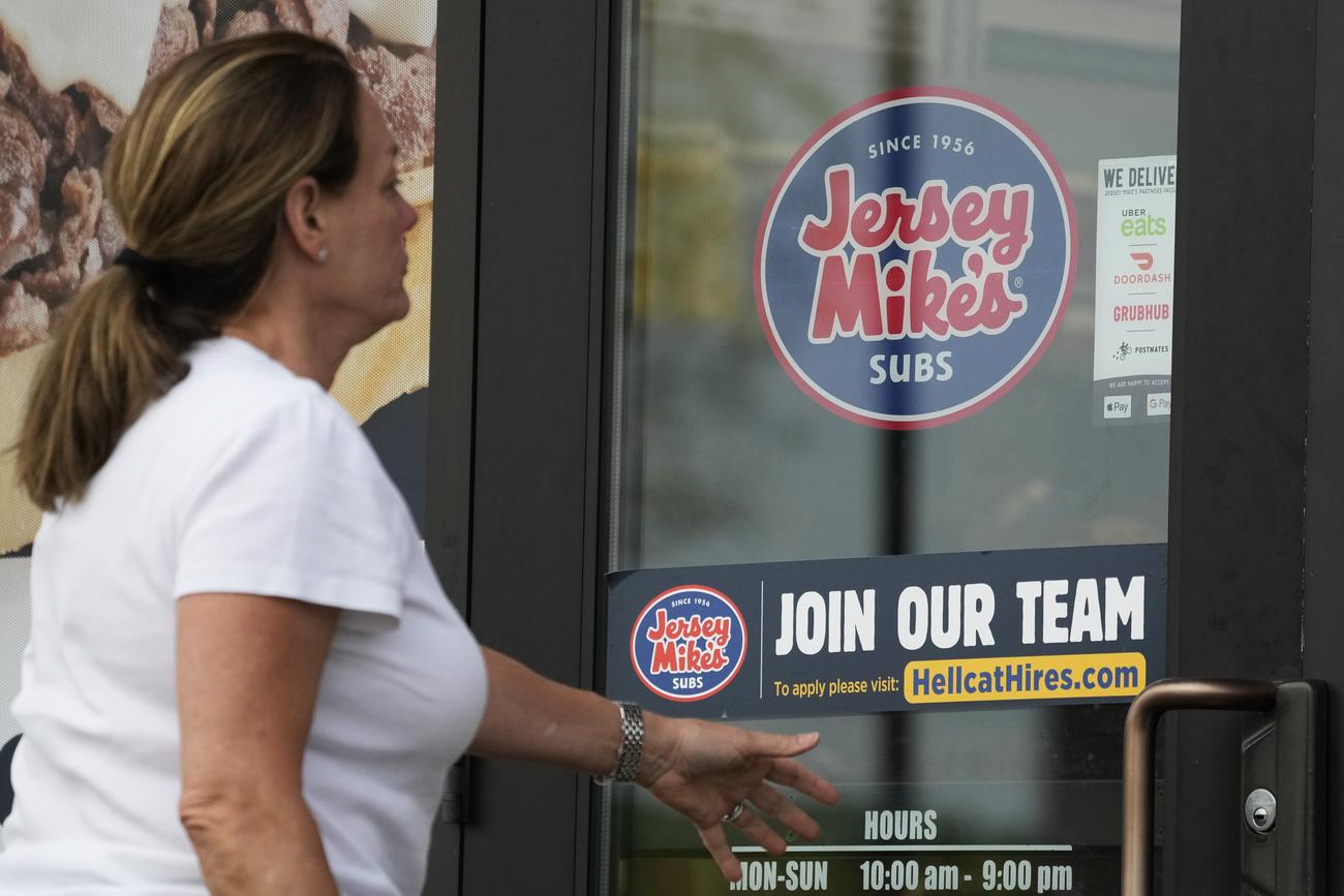 Le marché de l'emploi aux Etats-Unis est particulièrement surveillé comme une des indications d'un ralentissement, longtemps attendu, de l'économie nationale, alors que la Fed tente de ramener l'inflation vers sa cible de 2% sur le long terme.