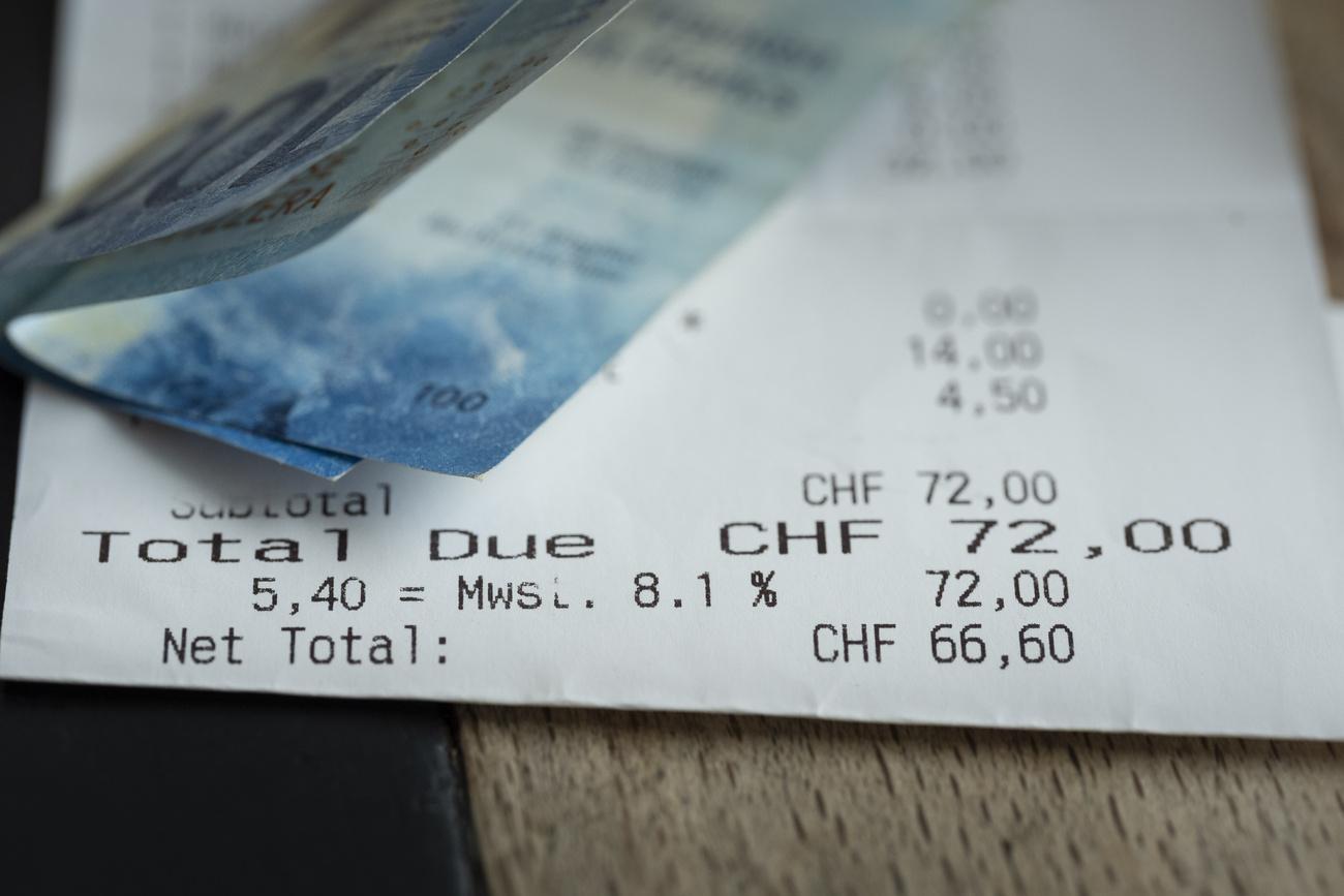 Plus des trois quarts des environ 15.000 personnes interrogées en Suisse se sont prononcées contre une augmentation temporaire de la TVA de 0,8 point de pourcentage.