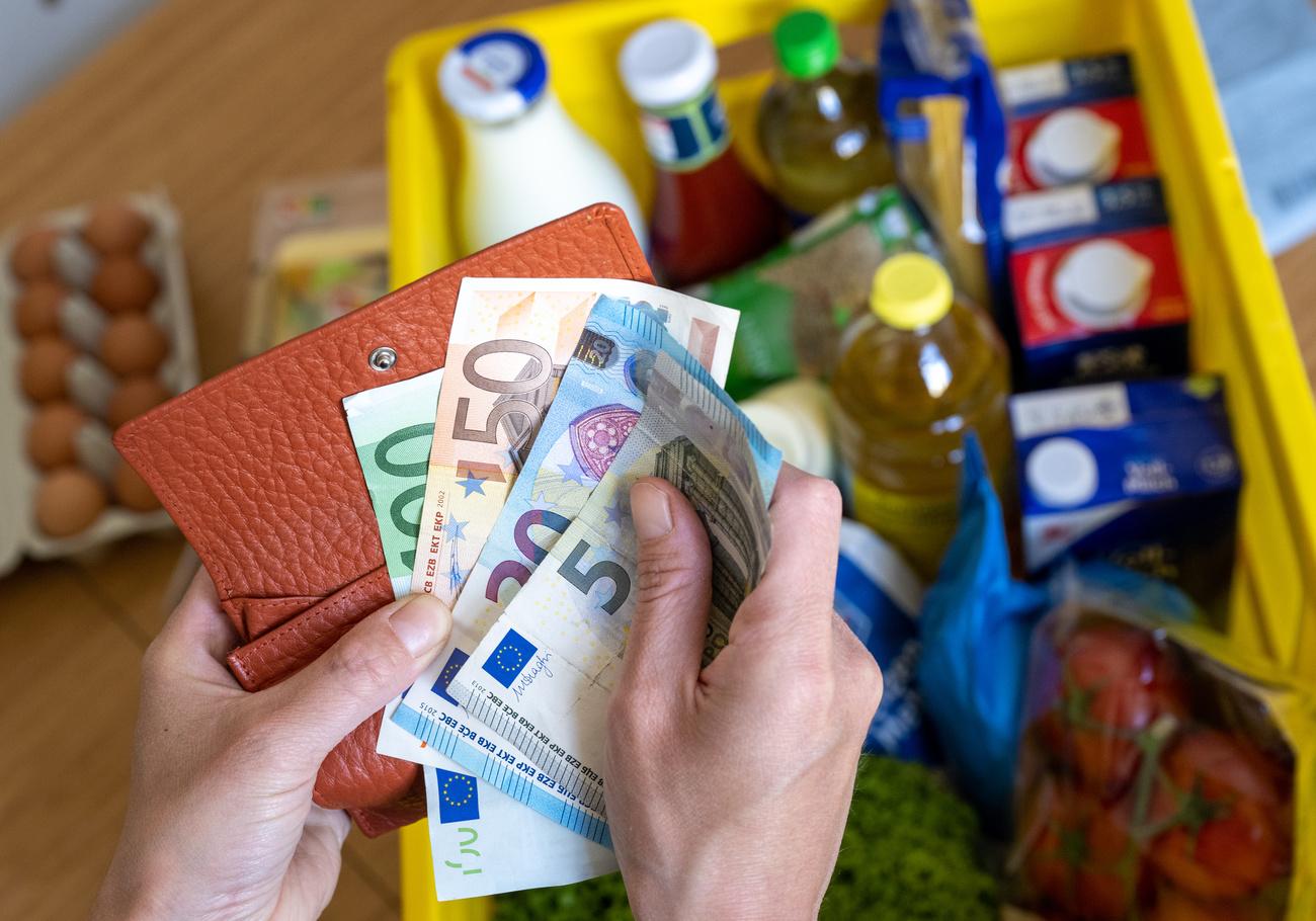 L'inflation sous-jacente - c'est à dire corrigée des prix volatils de l'énergie et de l'alimentation -, particulièrement scrutée par les marchés financiers et la BCE, est également repartie à la hausse à 2,9%.