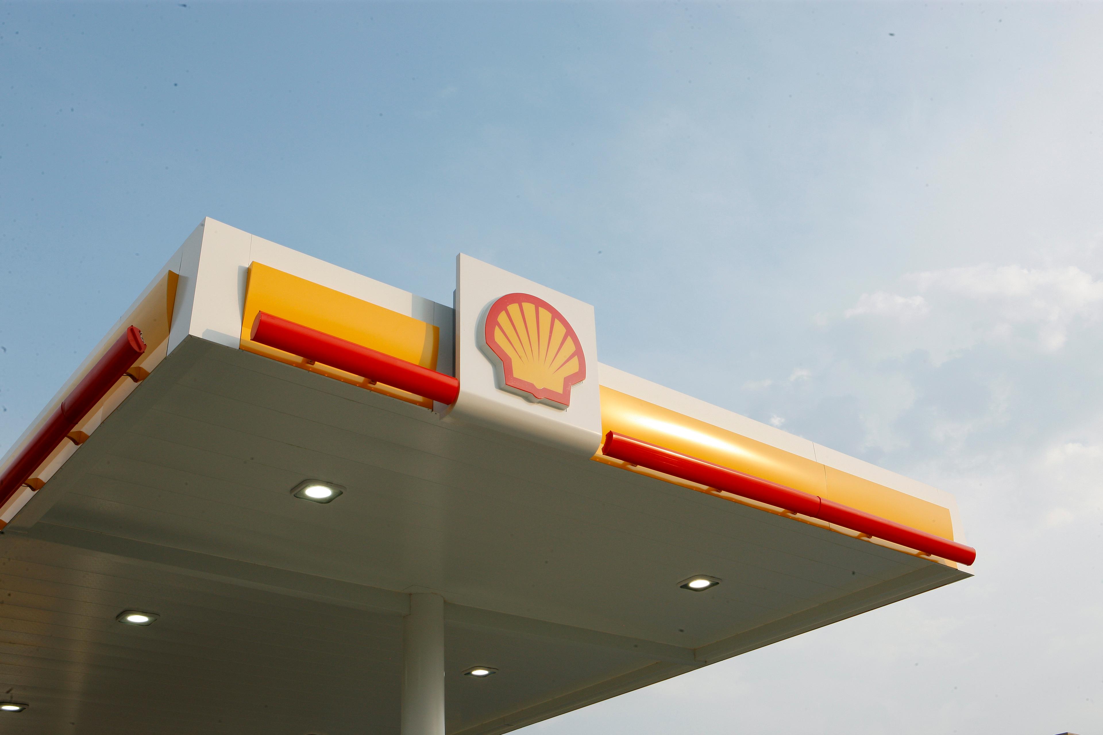 Shell «va suspendre temporairement les travaux de construction» sur le site situé à Rotterdam qui doit produire à terme 820.000 tonnes de biocarburants par an.
