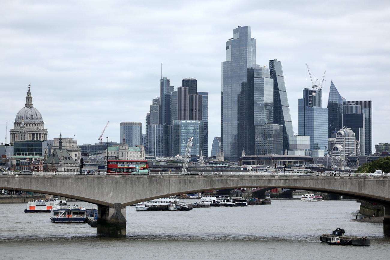 L'activité britannique de juillet a été pénalisée par le secteur manufacturier, en particulier les constructeurs automobiles, malgré la progression du secteur des services.