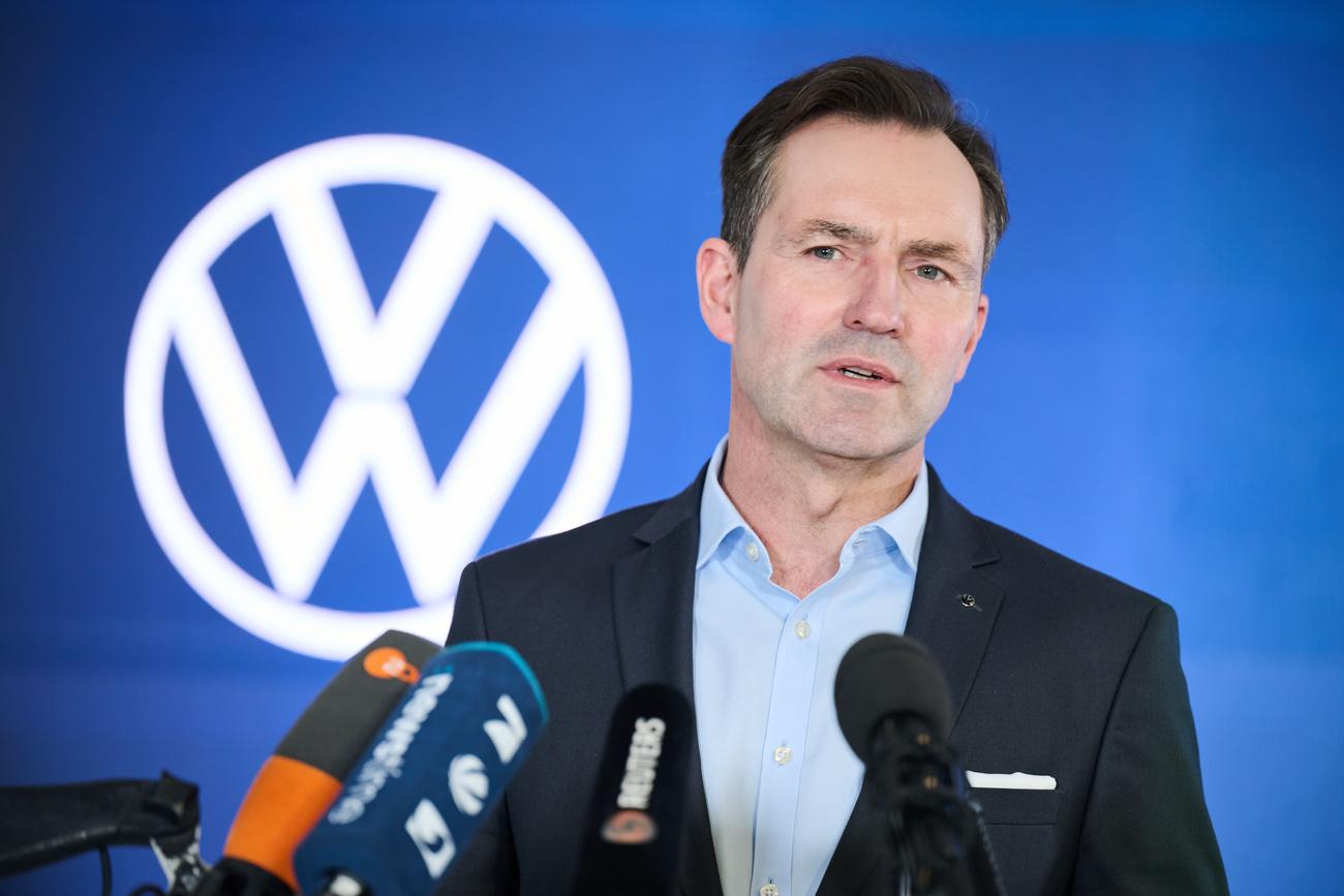 Les représentants de la marque automobile Volkswagen et les syndicats ont trouvé un compromis après trois mois de négociations: 35.000 emplois supprimés au lieu de 50.000, pas de fermeture d'usine majeure et des départs naturels.