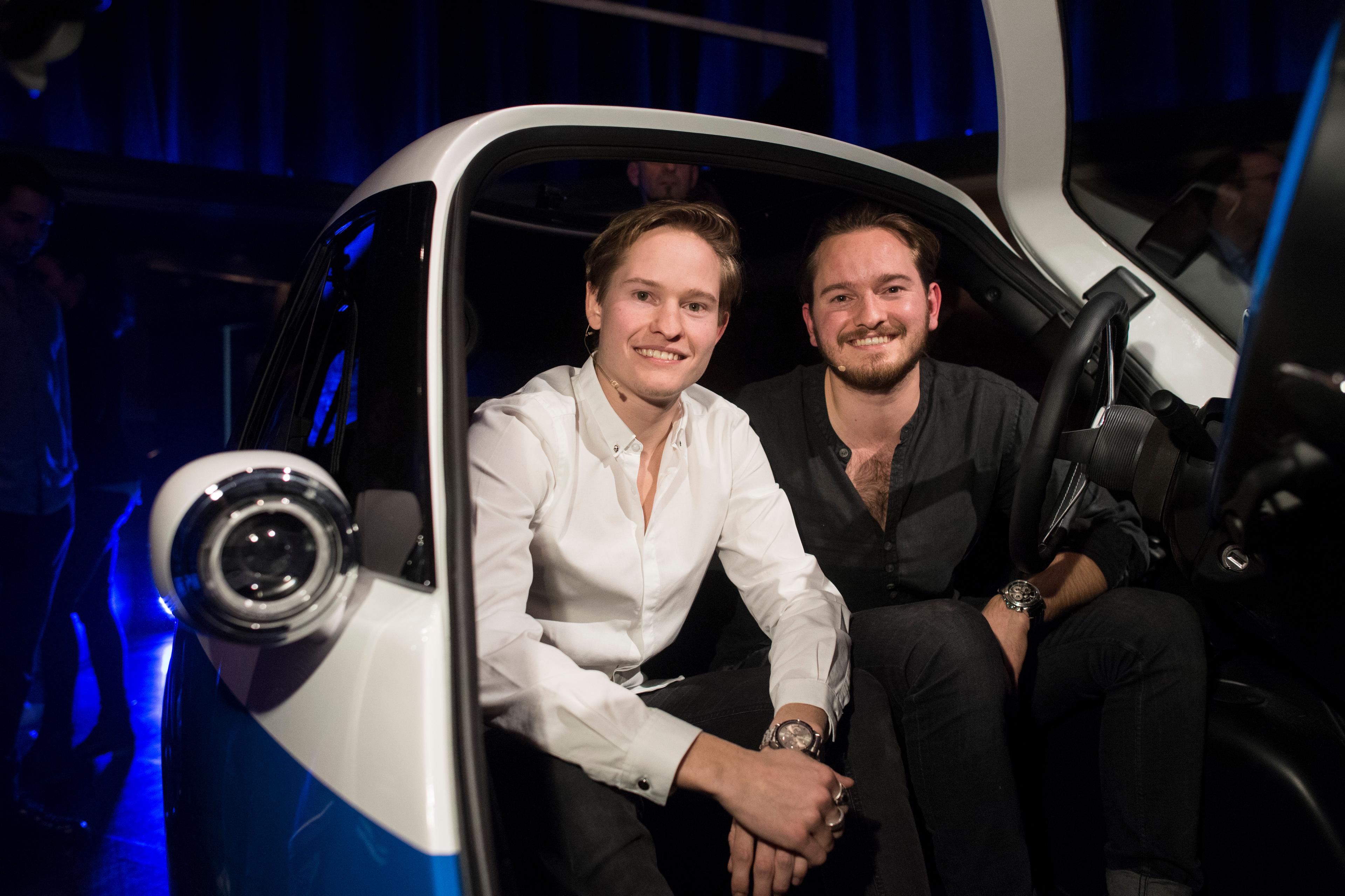 Merlin (à gauche) et Oliver (à droite) Ouboter, cofondateurs de la marque de voiturettes électriques Microlino, exposaient dès mardi leur nouveau modèle de voiturette sans permis au public.  