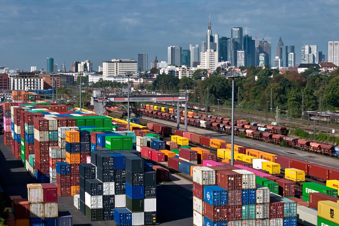 L'Allemagne, dont les prévisions de croissance pour 2026 ont été relevées récemment par les instituts économiques du pays, profite des centaines de milliards d'euros d'investissements publics dans la défense et les infrastructures votés en 2025.