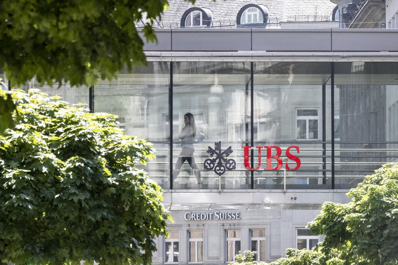 Selon le politologue Michael Hermann, l’économie aurait sa part de responsabilité dans l'évolution des mentalités en Suisse, avec le versement de «bonus exorbitants» et les «milliards injectés par l’Etat» pour remettre à flot des entreprises comme UBS ou Credit Suisse.
