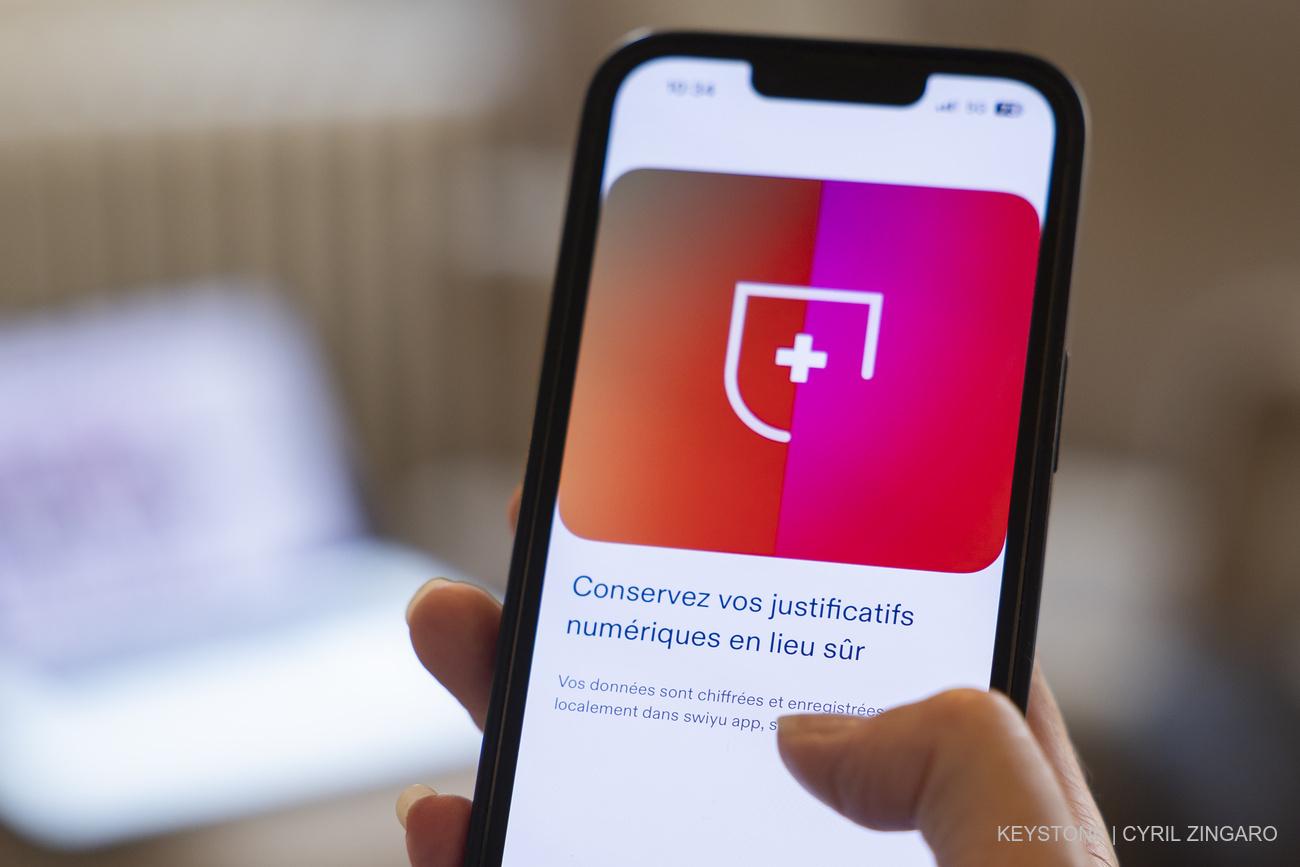 «Celles et ceux qui, comme ma mère, préfèrent garder leur carte physique dans le portefeuille pourront continuer à le faire. Mais un oui aidera celles et ceux qui utilisent le numérique.»