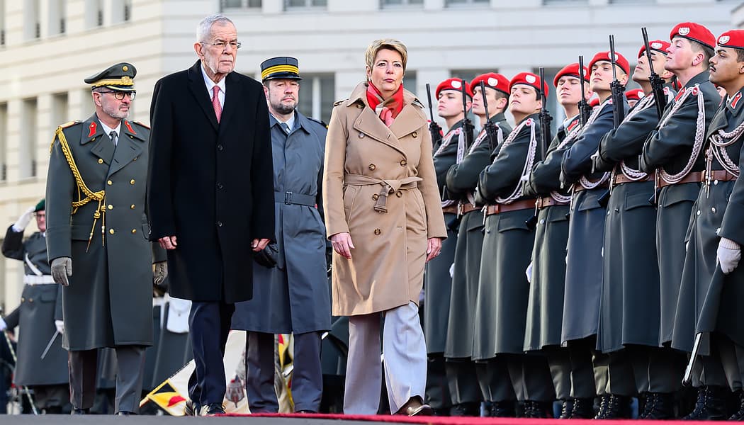 Le président autrichien Alexander Van der Bellen et la présidente de la Confédération Karin Keller-Sutter passent en revue une garde d'honneur lors de la cérémonie de bienvenue à Vienne.