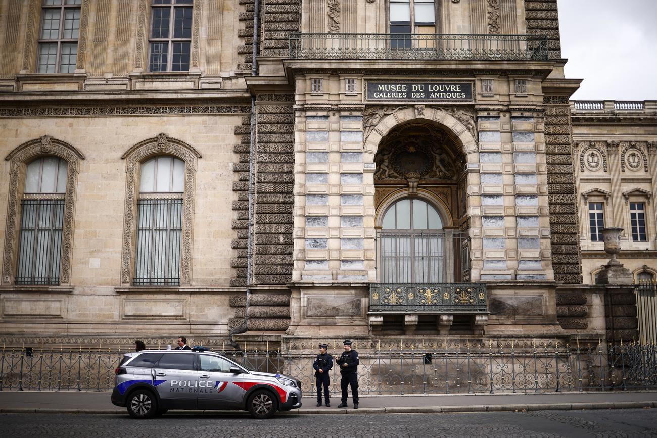 La foire présentera une quantité d'oeuvres d'art moins d'une semaine après le vol retentissant de bijoux d'une valeur inestimable au Louvre.