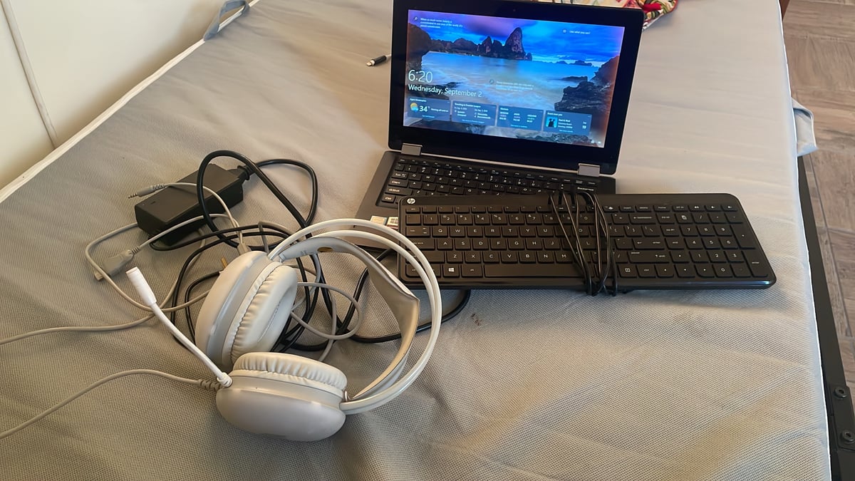 Haier Y11C Laptop 8GB RAM 128GB SSD + Headphones 
