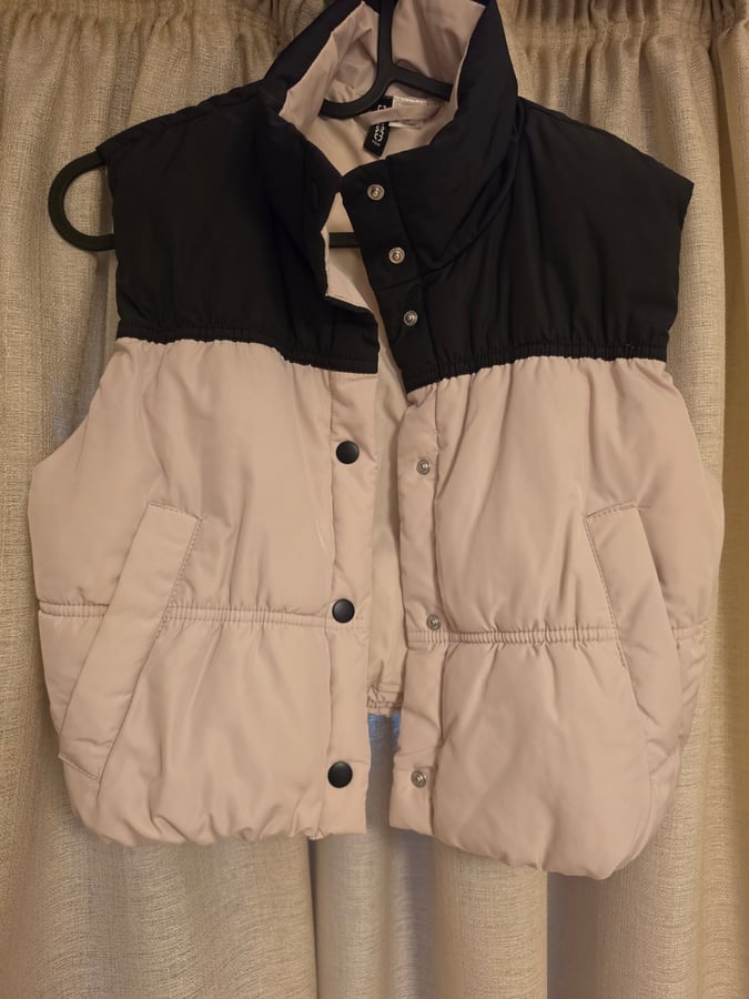 H&M cropped vest in light beige and black, size XS