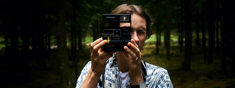 Sofortbildkamera im Wald