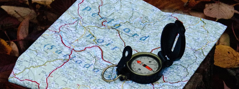 Wanderroute mit Karte und Kompass planen