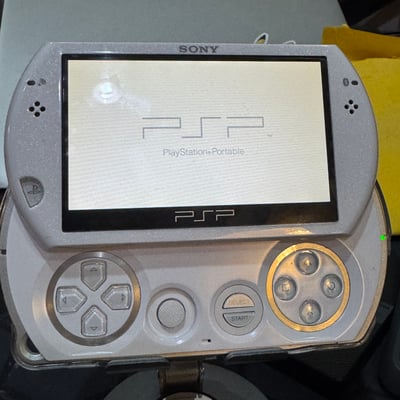 Siin - سين Sony psp go modded 128gb, usb charger, new screen