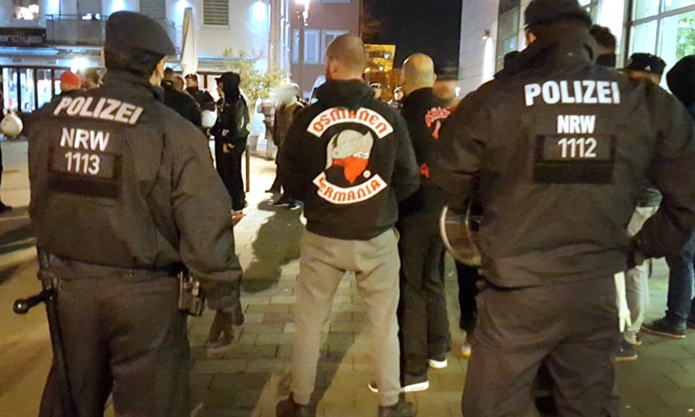 Polizeibeamte beobachten am 25.01.2016 in Neuss (Nordrhein-Westfalen) ein Treffen der türkischstämmigen Rockergruppe «Osmanen Germania». Die Rockergruppe Osmanen Germania arbeitet nach Erkenntnissen der nordrhein-westfälischen Landesregierung mit türkischen Sicherheitsbehörden zusammen. Von den türkischen Behörden würden «die Aktivitäten der Osmanen Germania BC in Deutschland als "Terrorbekämpfung" bewertet - also gegen die PKK, linksextremistische Türken und die Gülen-Bewegung gerichtet - und .. unterstützt», heißt es in einem Bericht von Innenminister Herbert Reul (CDU) für die Sitzung des Landtags-Innenausschusses.