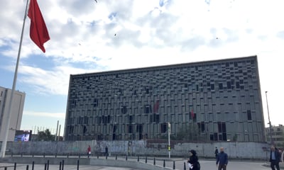 Der türkische Staatspräsident Recep Tayyip Erdogan lässt mit dem Atatürk-Kulturzentrum in Istanbul ein Symbol der Gezi-Proteste abreißen und durch einen ähnlichen Neubau ersetzen.