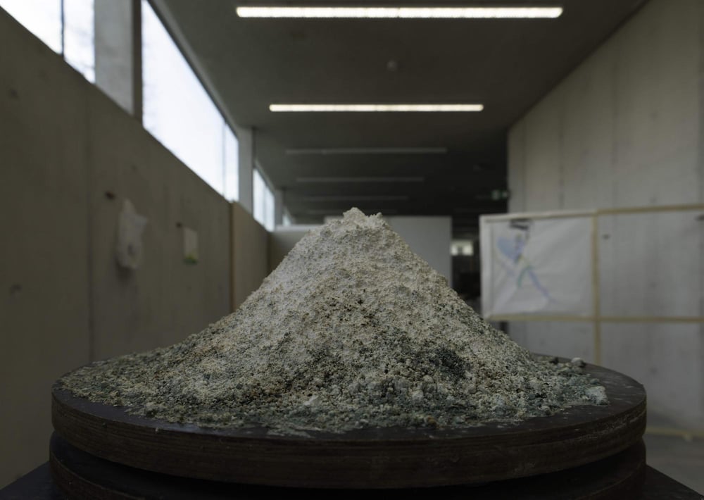 Fleeting experiences in stillness