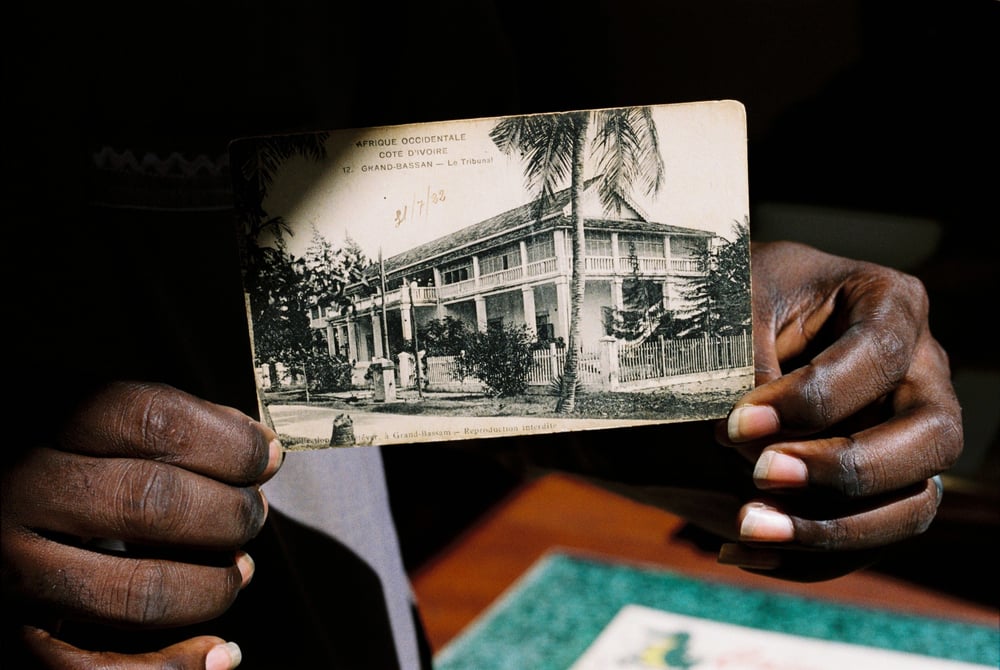 Image for Le tribunal de Grand-Bassam_Afrique Occidentale française_carte postale_4FI-1219_Archives nationales du Sénégal_Dakar_photo_juillet 2023_ayoh kré Duchâtelet