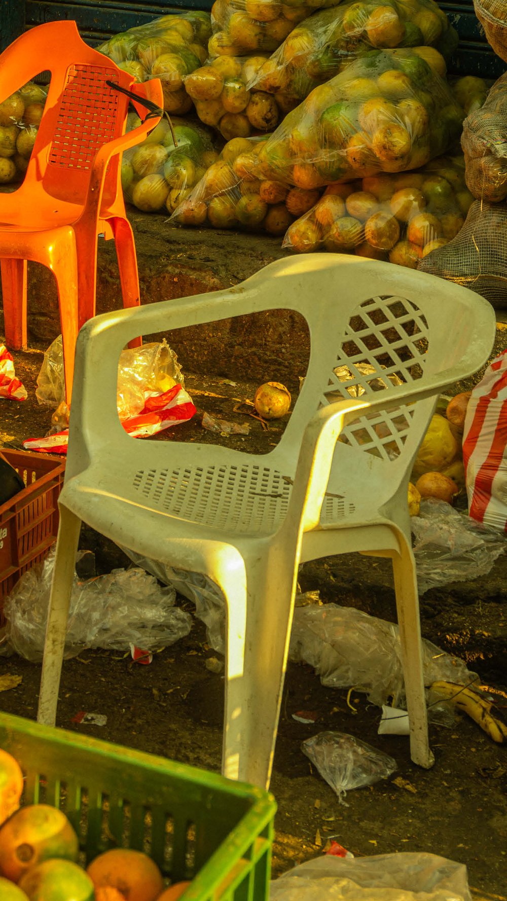 Op welke manier kunnen fotografie en grafisch ontwerp samen bijdragen aan een sterke merkidentiteit en de visuele aantrekkingskracht van interieurontwerpbedrijven vergroten?