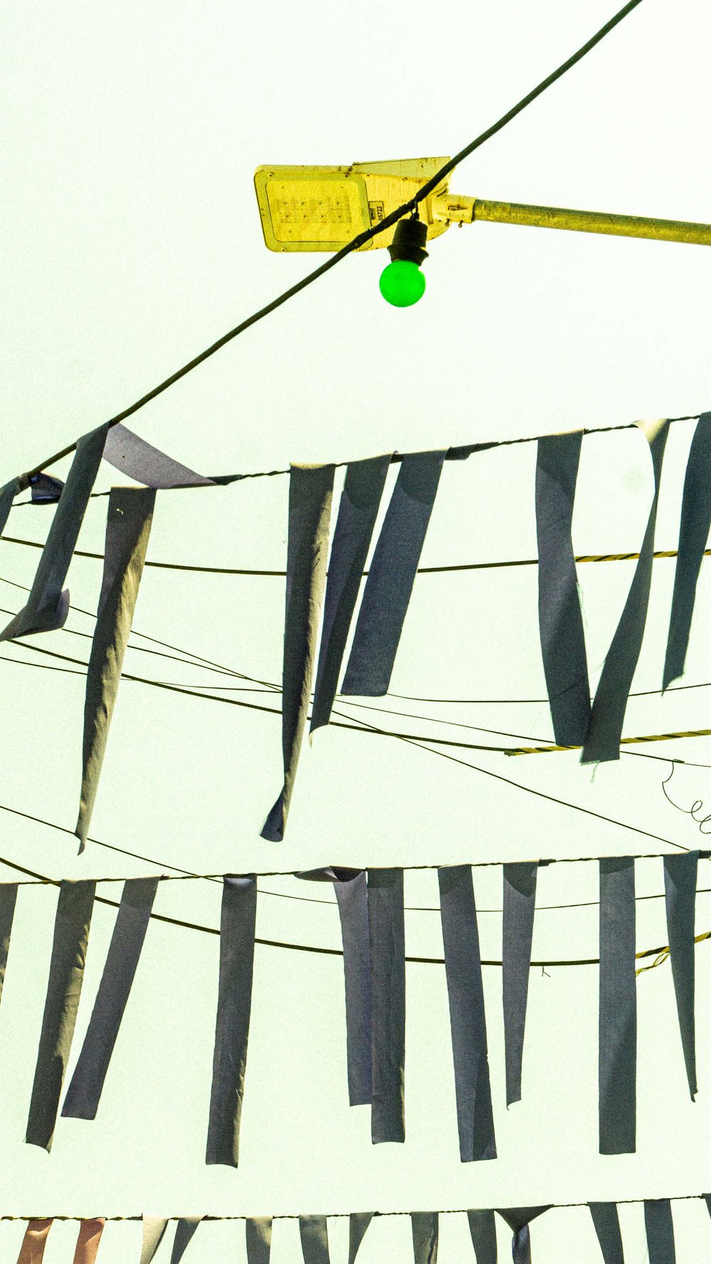 Op welke manier kunnen fotografie en grafisch ontwerp samen bijdragen aan een sterke merkidentiteit en de visuele aantrekkingskracht van interieurontwerpbedrijven vergroten?